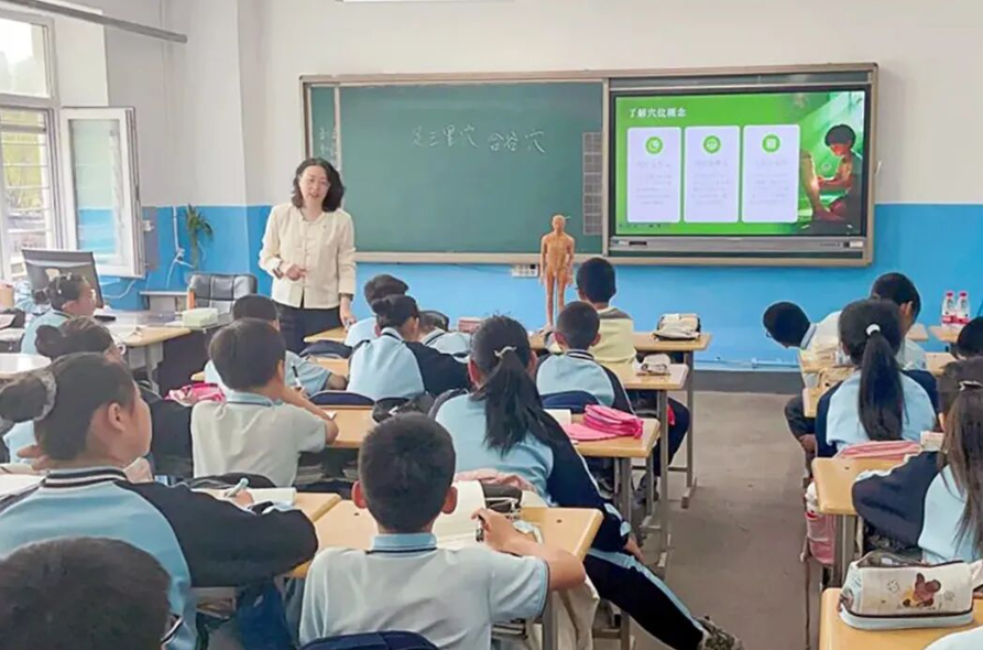 学穴位知养生 传国粹润童心&mdash;&mdash;人民同泰世一堂中医馆走进哈药希望小学